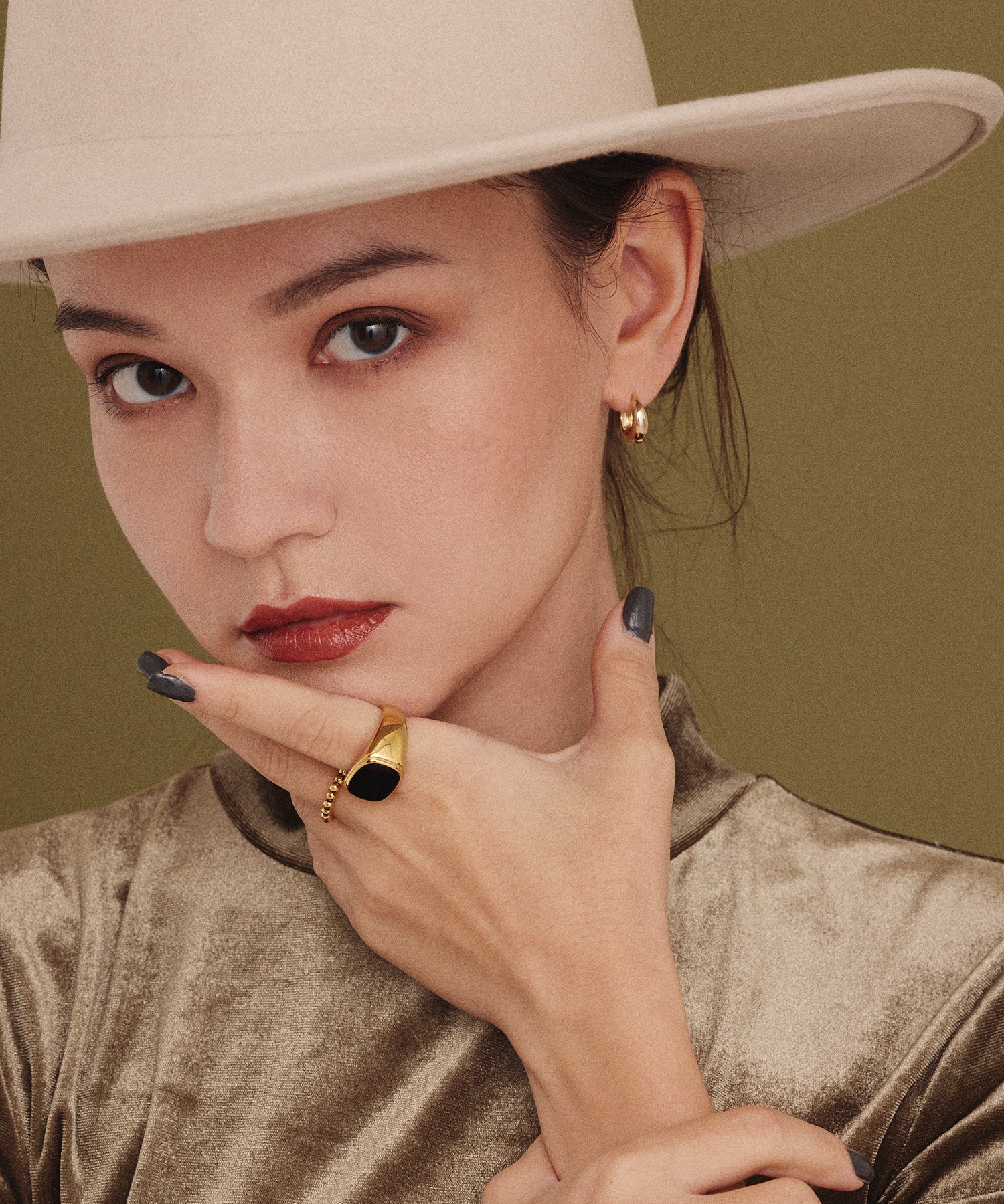 ドロップフープピアス ゴールド ピアス サージカルステンレス レディース メンズ ユニセックス ジェンダーレス 着用画像 付けっぱなし 金属アレルギー 高見え 高級感