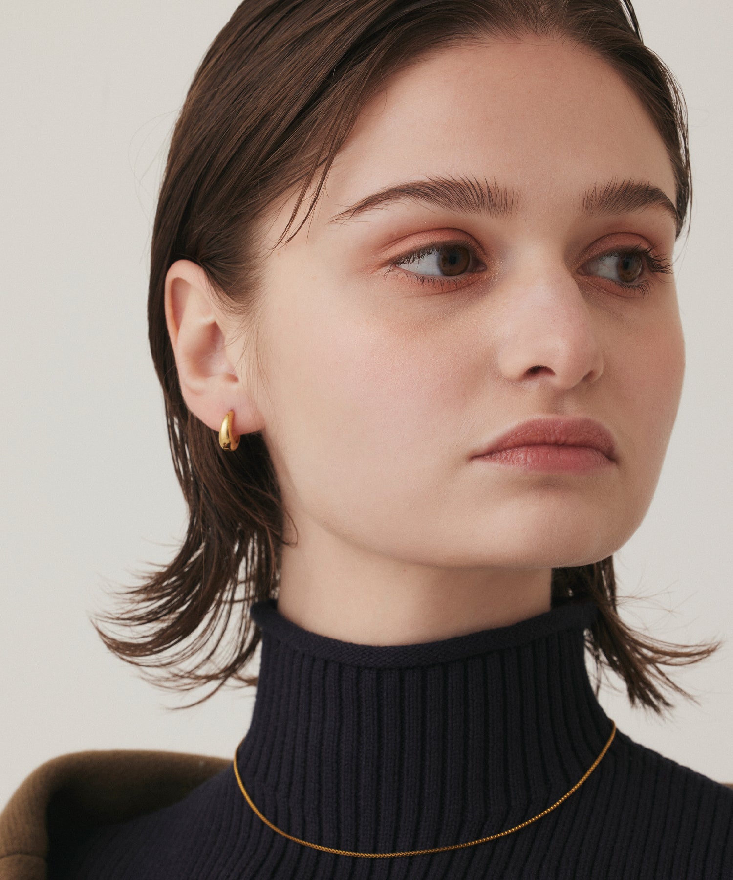 ドロップフープピアス ゴールド ピアス サージカルステンレス レディース メンズ ユニセックス ジェンダーレス 着用画像