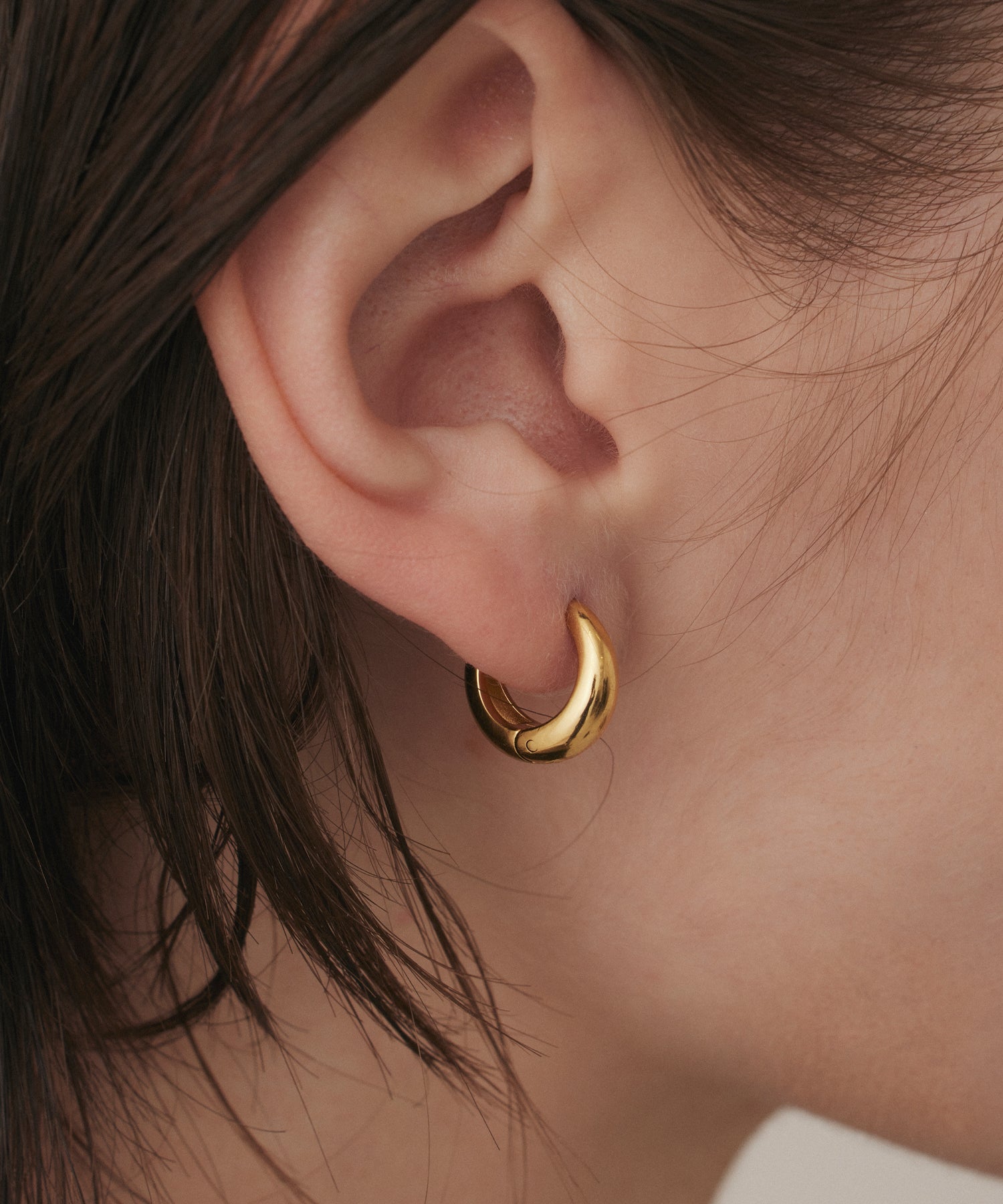 ドロップフープピアス ゴールド ピアス サージカルステンレス レディース メンズ ユニセックス ジェンダーレス 着用画像 右耳