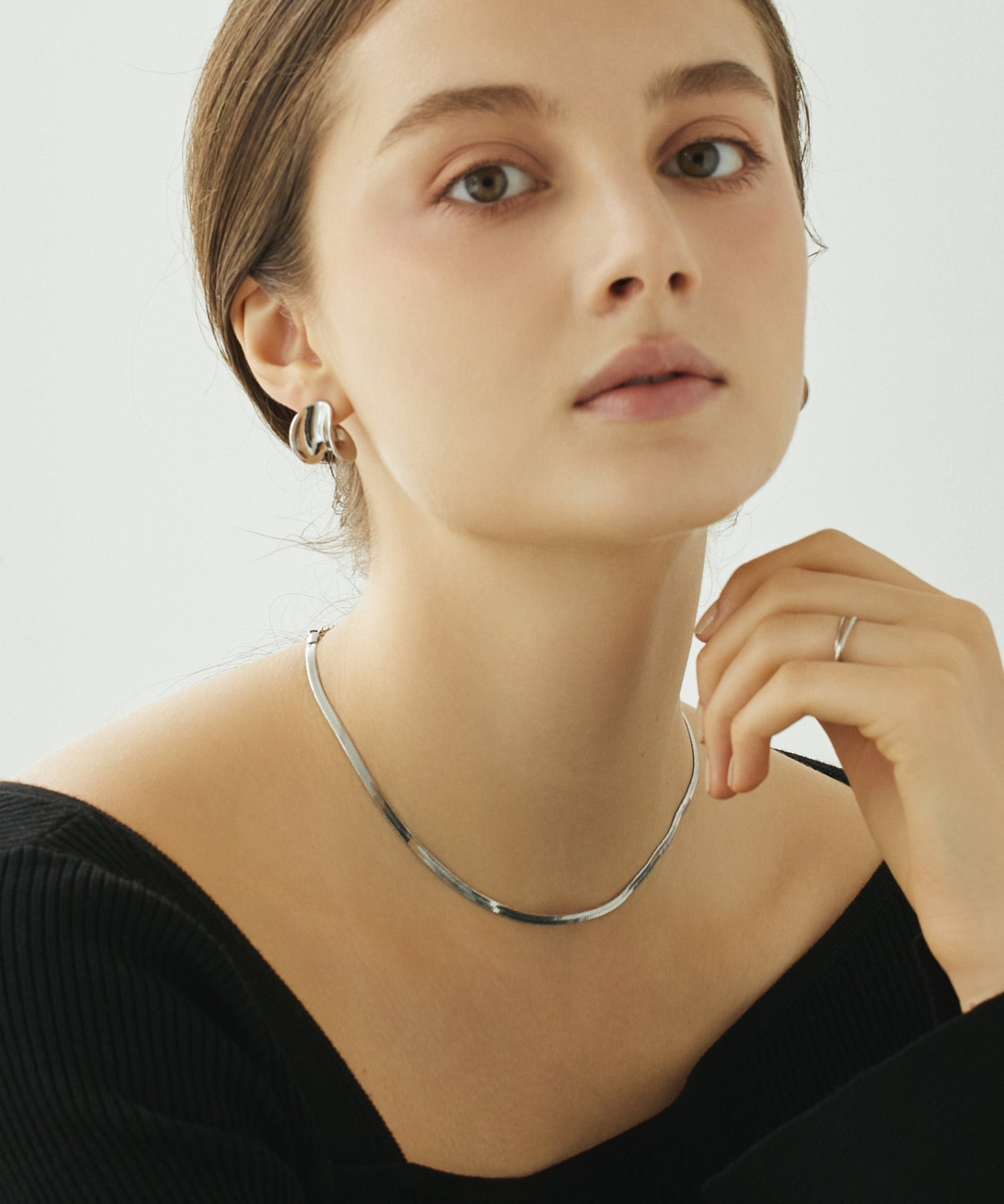 シルバー アシンメトリーカーブピアス 金属アレルギー対応 サージカルステンレス