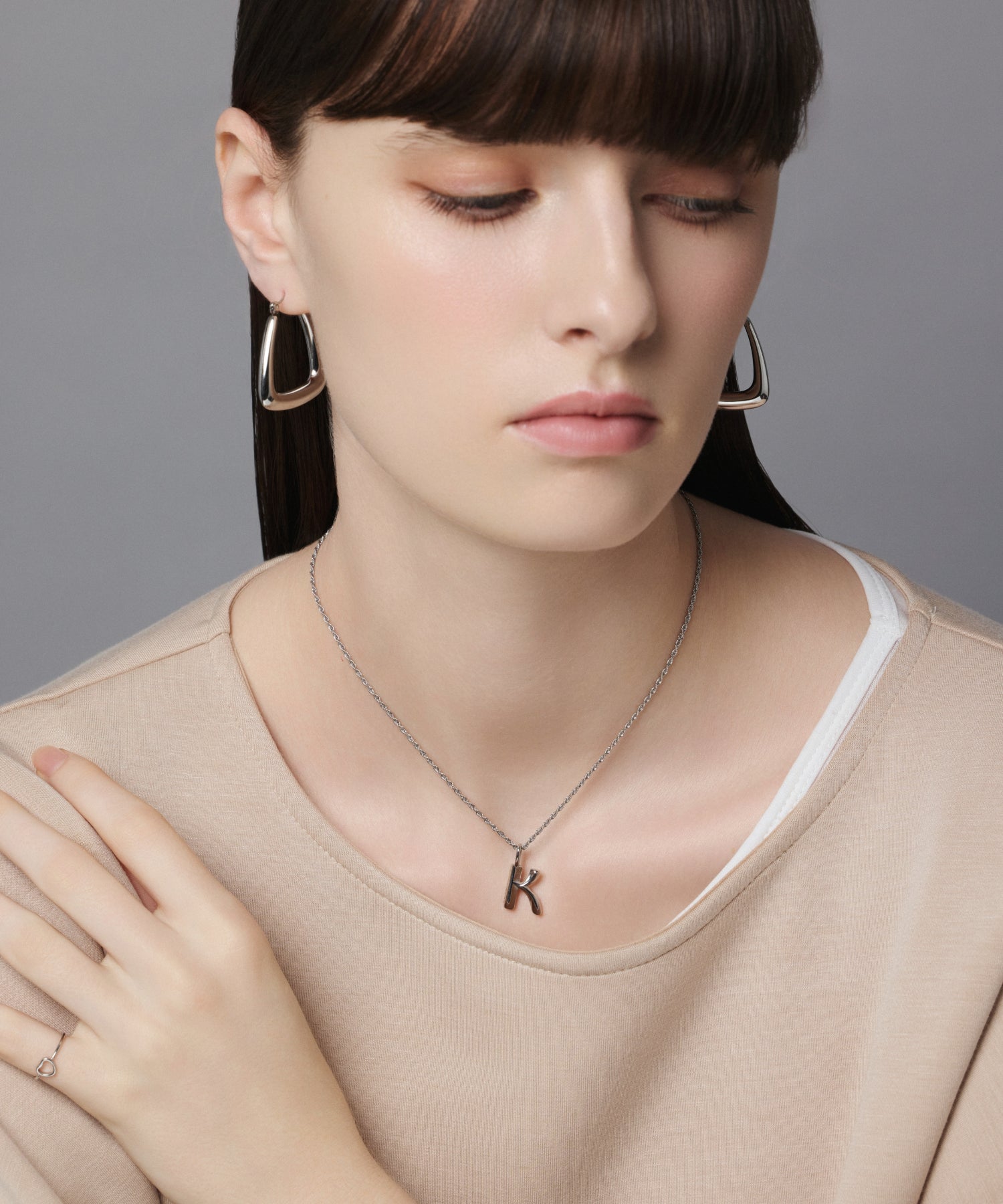 シルバー オリジナルイニシャルチャーム(K) 金属アレルギー対応 サージカルステンレス