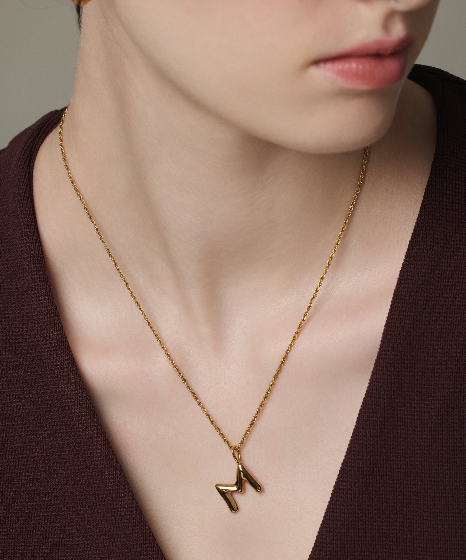 ゴールド オリジナルイニシャルチャーム(M) 金属アレルギー対応 サージカルステンレス