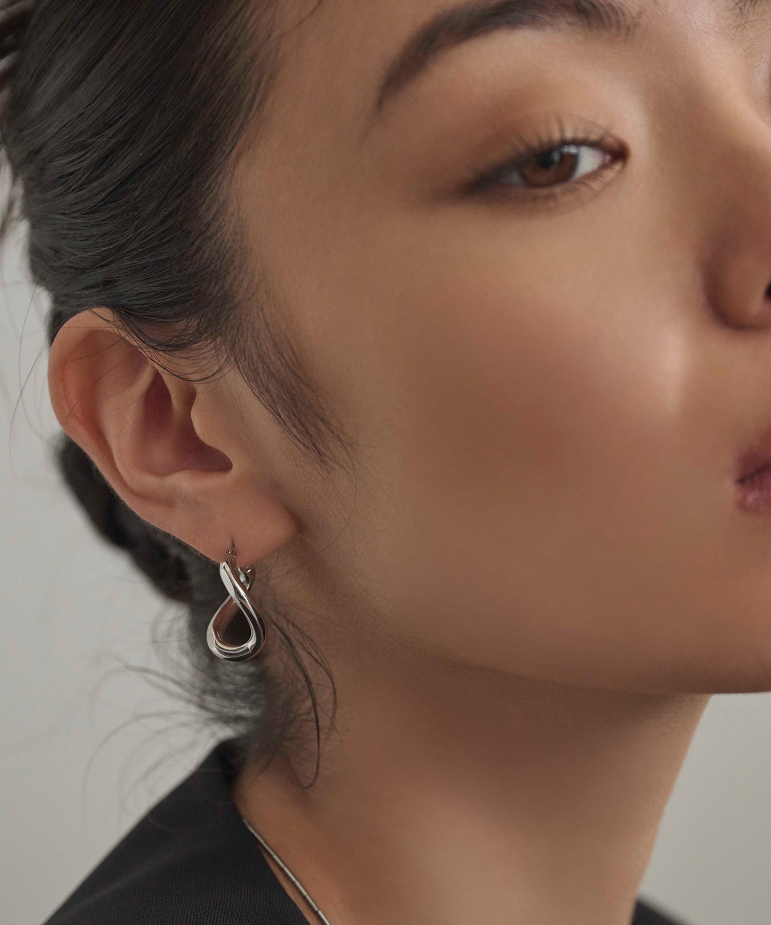 シルバー ネジレフープピアス 金属アレルギー対応 サージカルステンレス