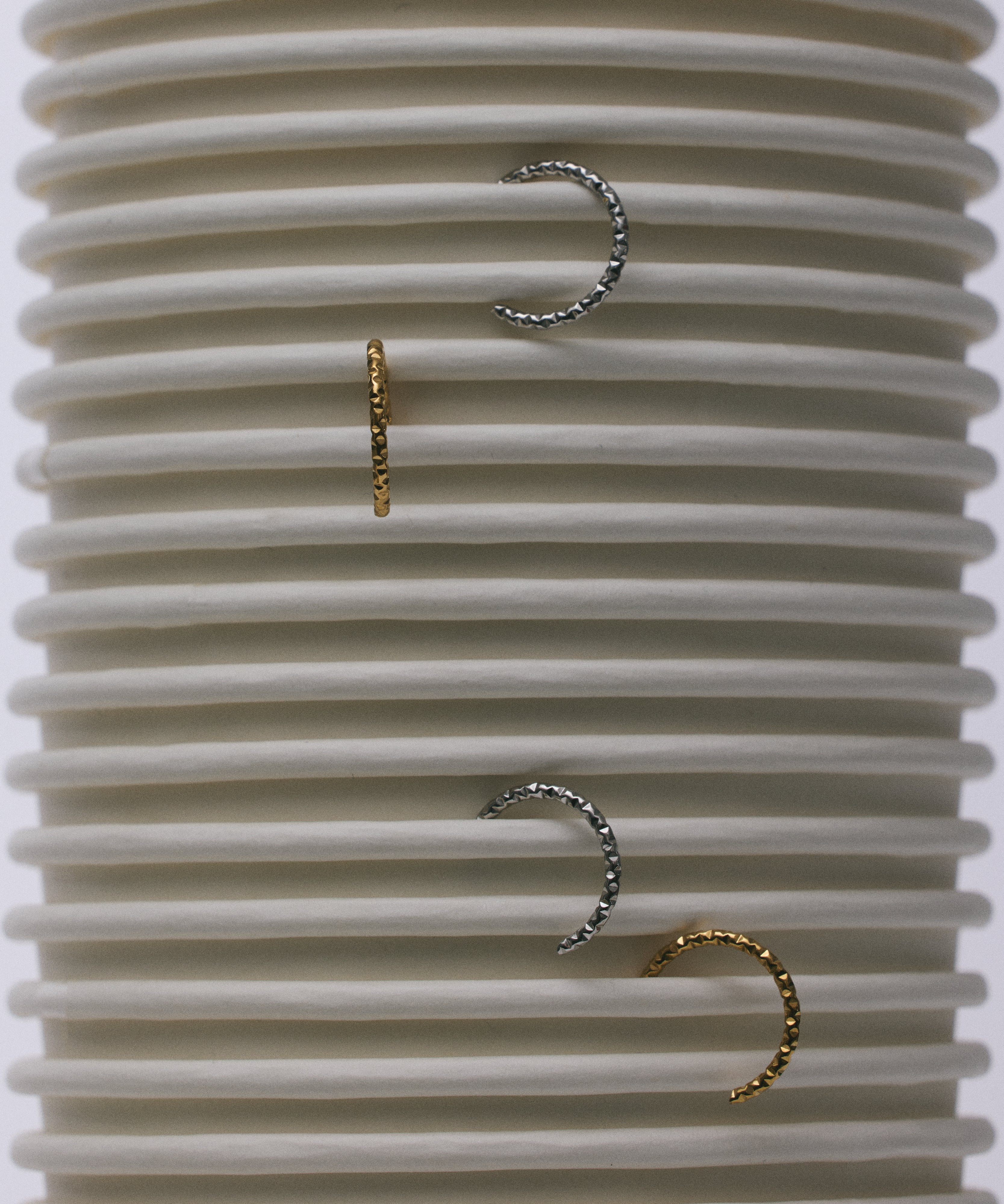 シルバー]シャイニングフープピアス