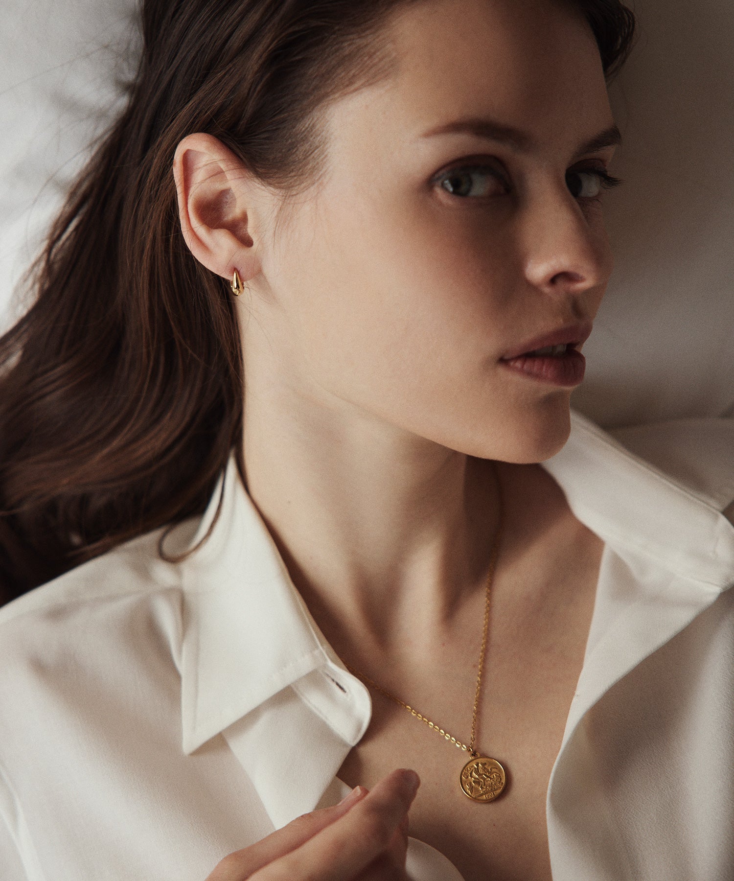 ドロップフープピアス ゴールド ピアス サージカルステンレス レディース メンズ ユニセックス ジェンダーレス 着用画像