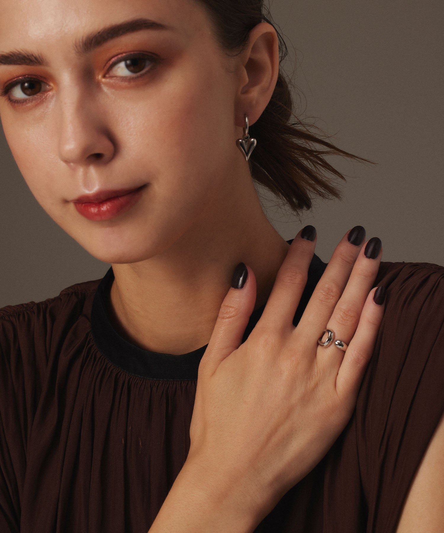 [Silver] Line Heart Hoop Earrings