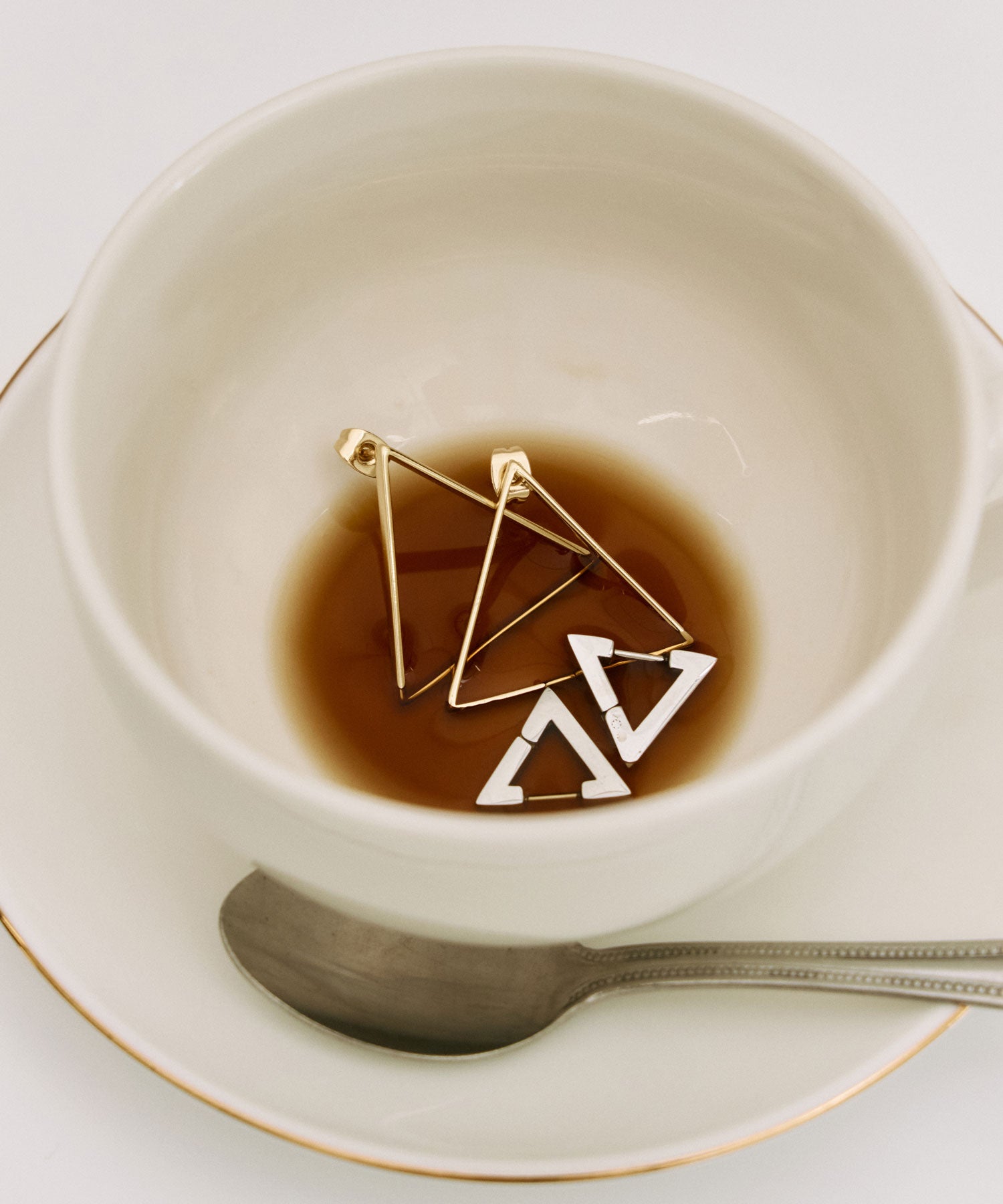 [シルバー]ボールドデルタフープピアス