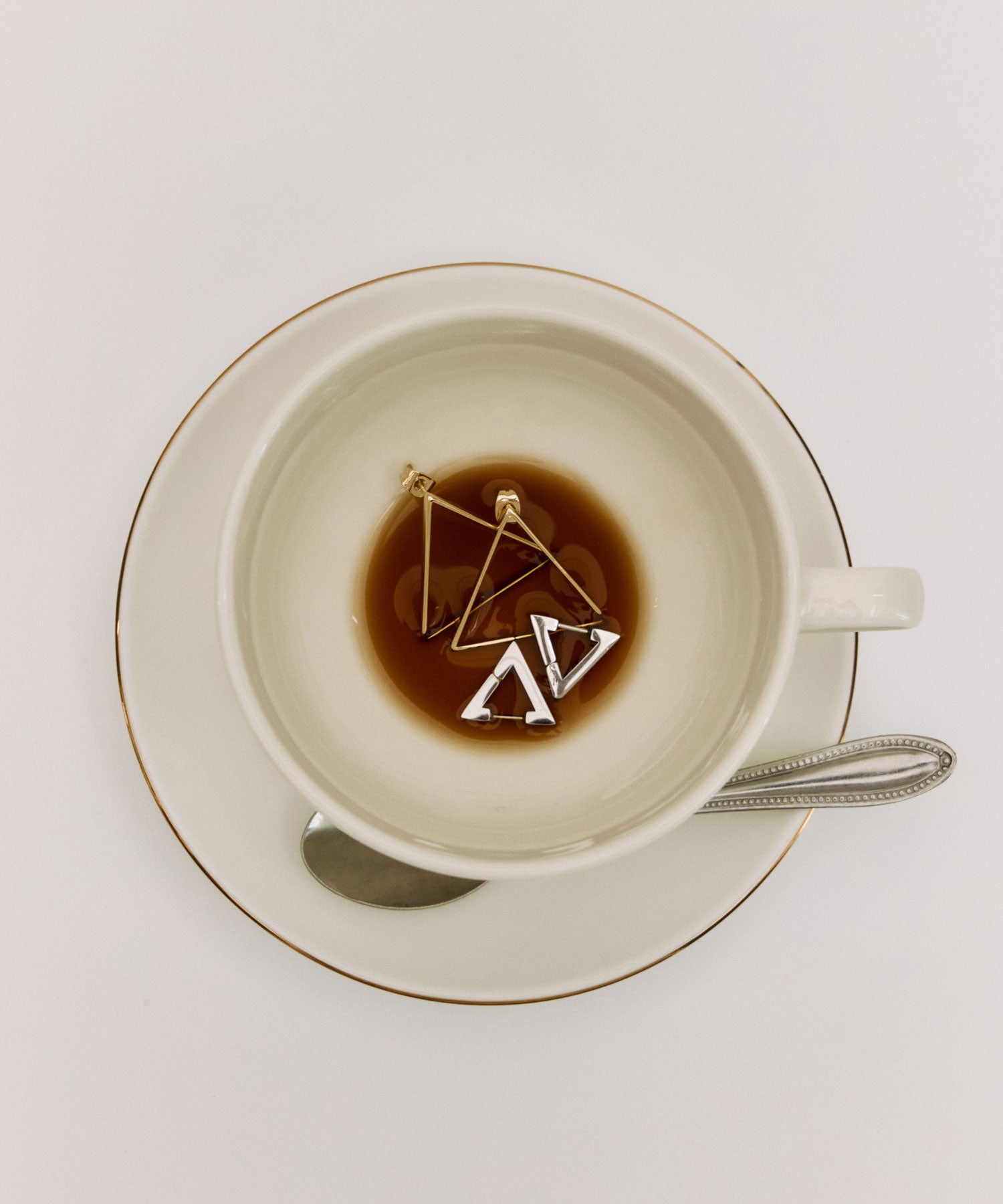 [シルバー]ボールドデルタフープピアス