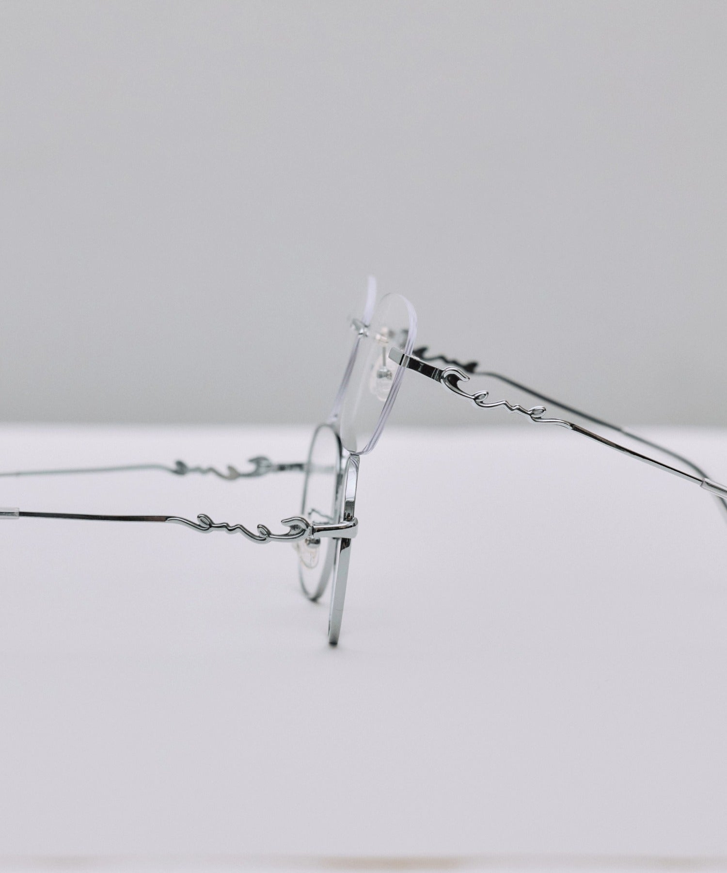 [クリア]テンプルロゴリムレスアイウェア