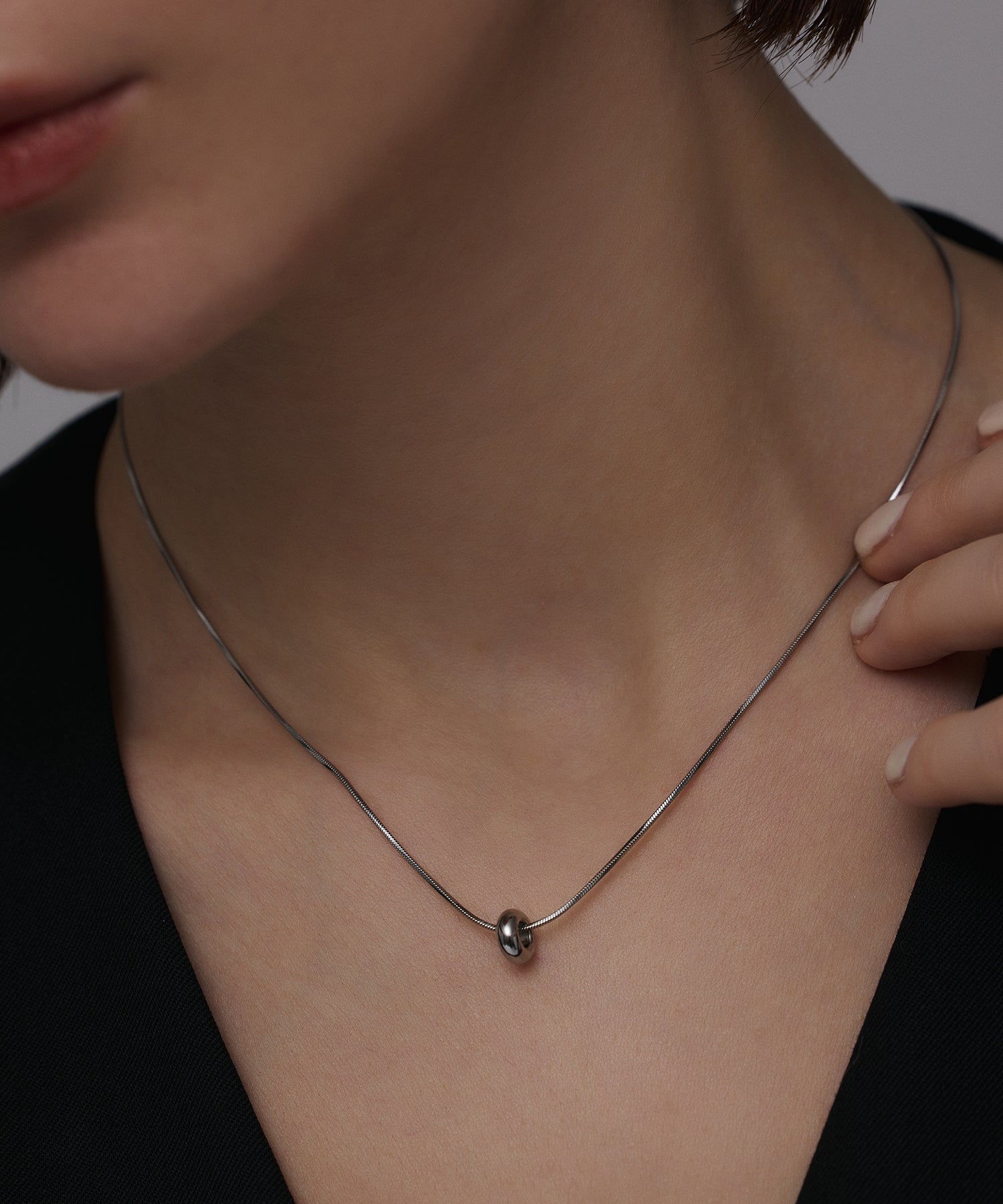 売れネックレス✨️　シルバーアクセサリー　ワンポイントオシャレ シルバー]ワントップスクエアネックレス