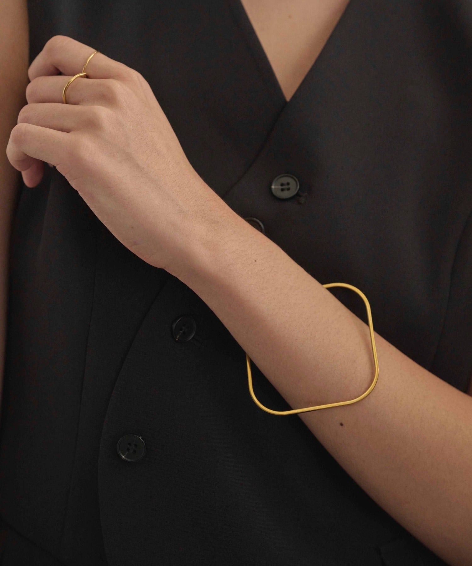 波形デザイン 金色オープンバングル BRACELET / GOLD