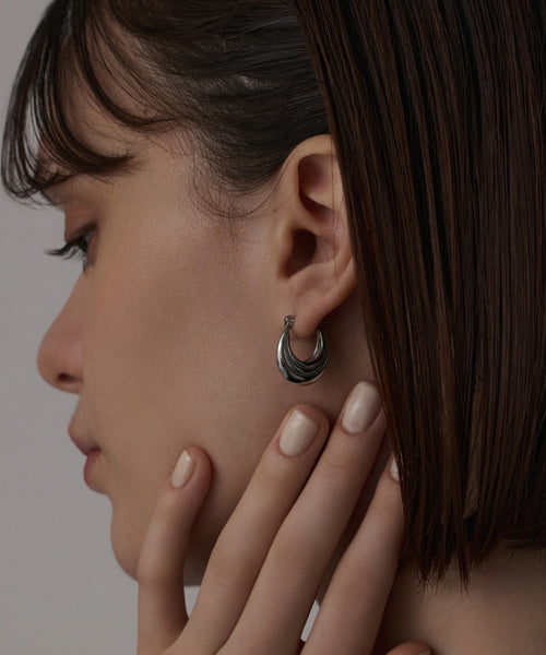 シルバー]ウェーブフープピアス – CENE