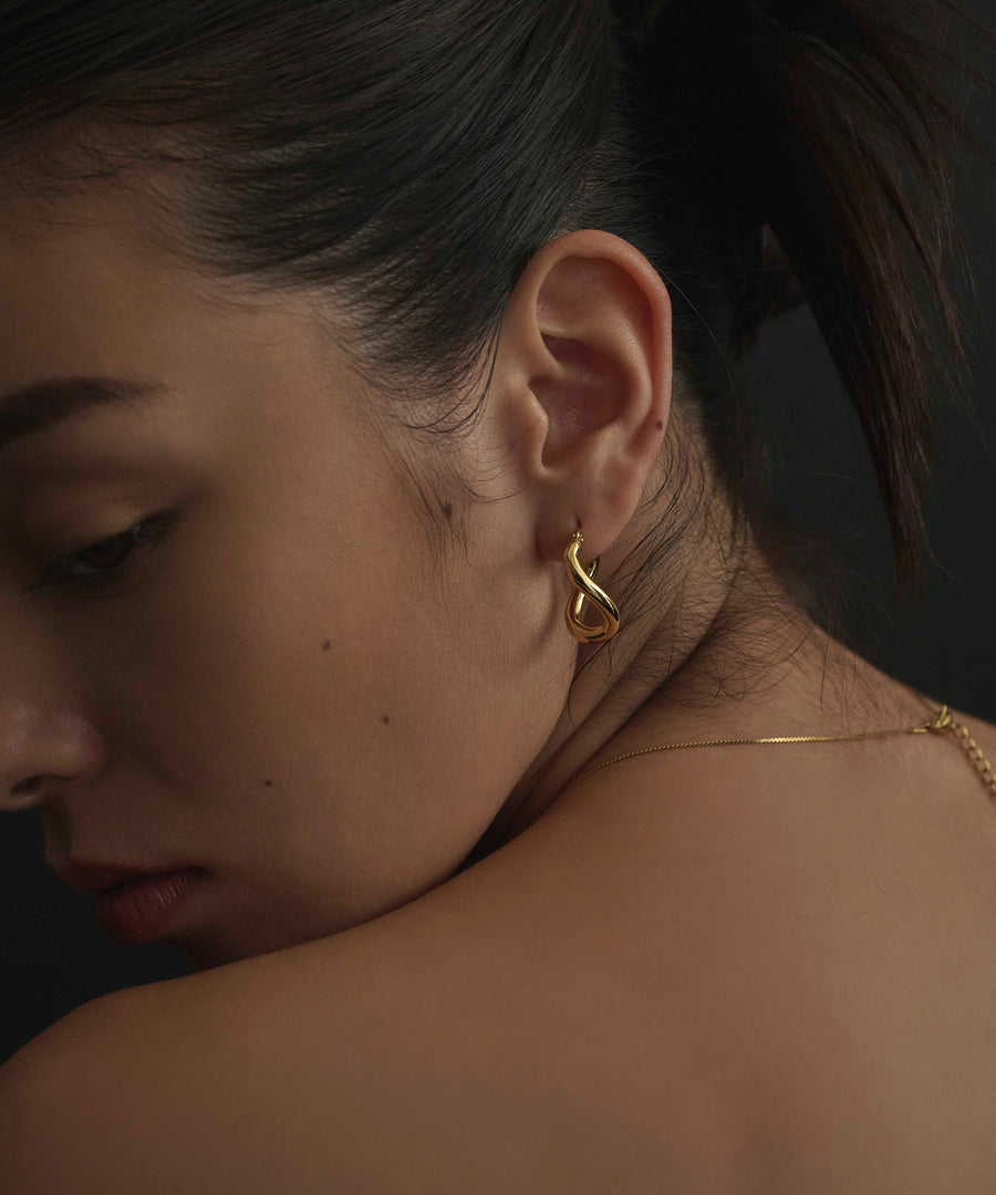 [Gold] Screw-repellent hoop earrings