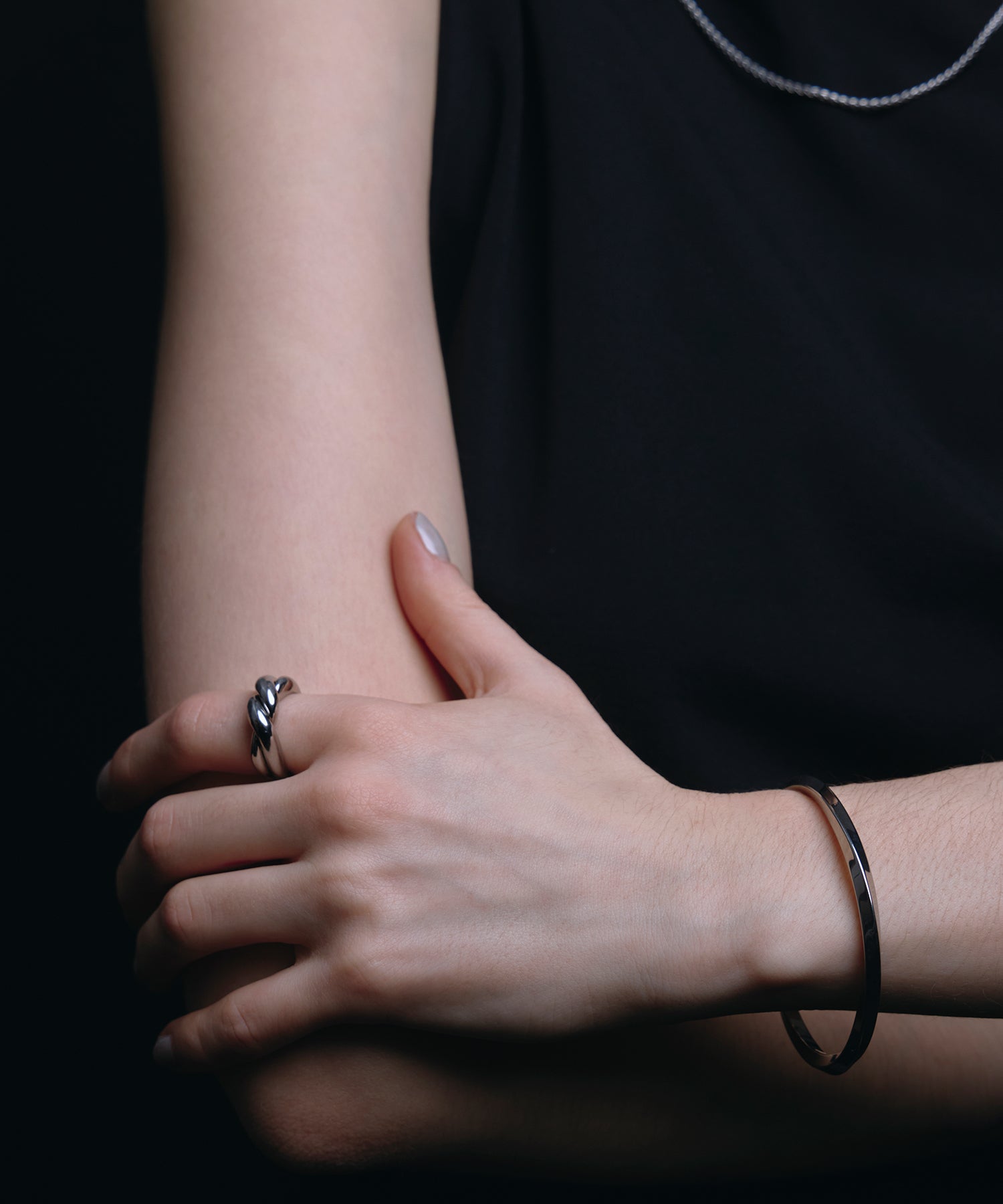 [展覽產品（預定四月底出貨）][銀色雕塑扭繞手鐲