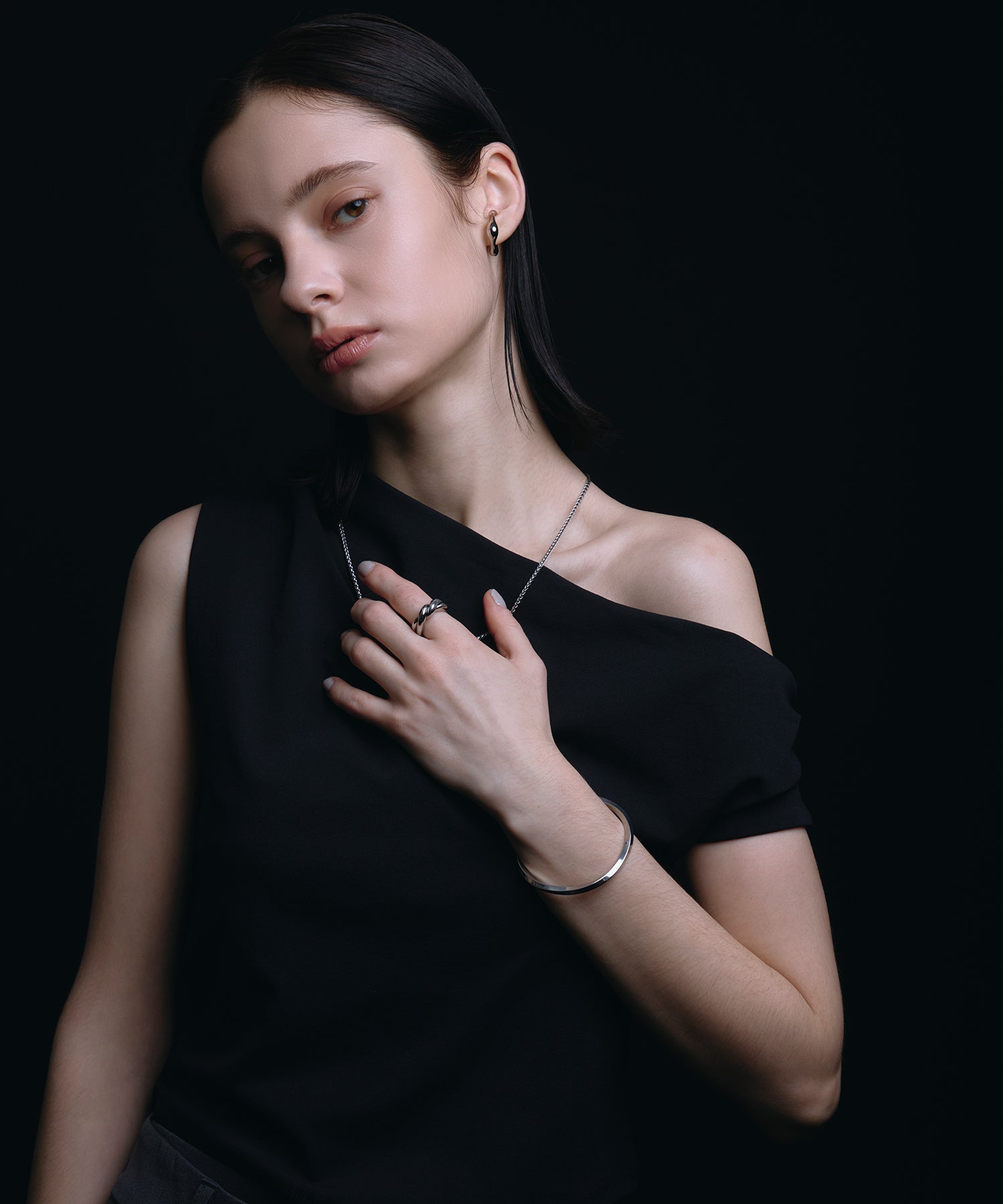 [展覽產品（預定四月底出貨）][銀色雕塑扭繞手鐲