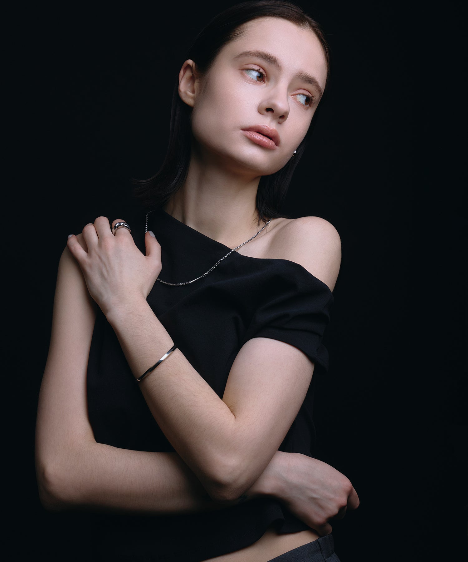 [展覽產品（預定四月底出貨）][銀色雕塑扭繞手鐲