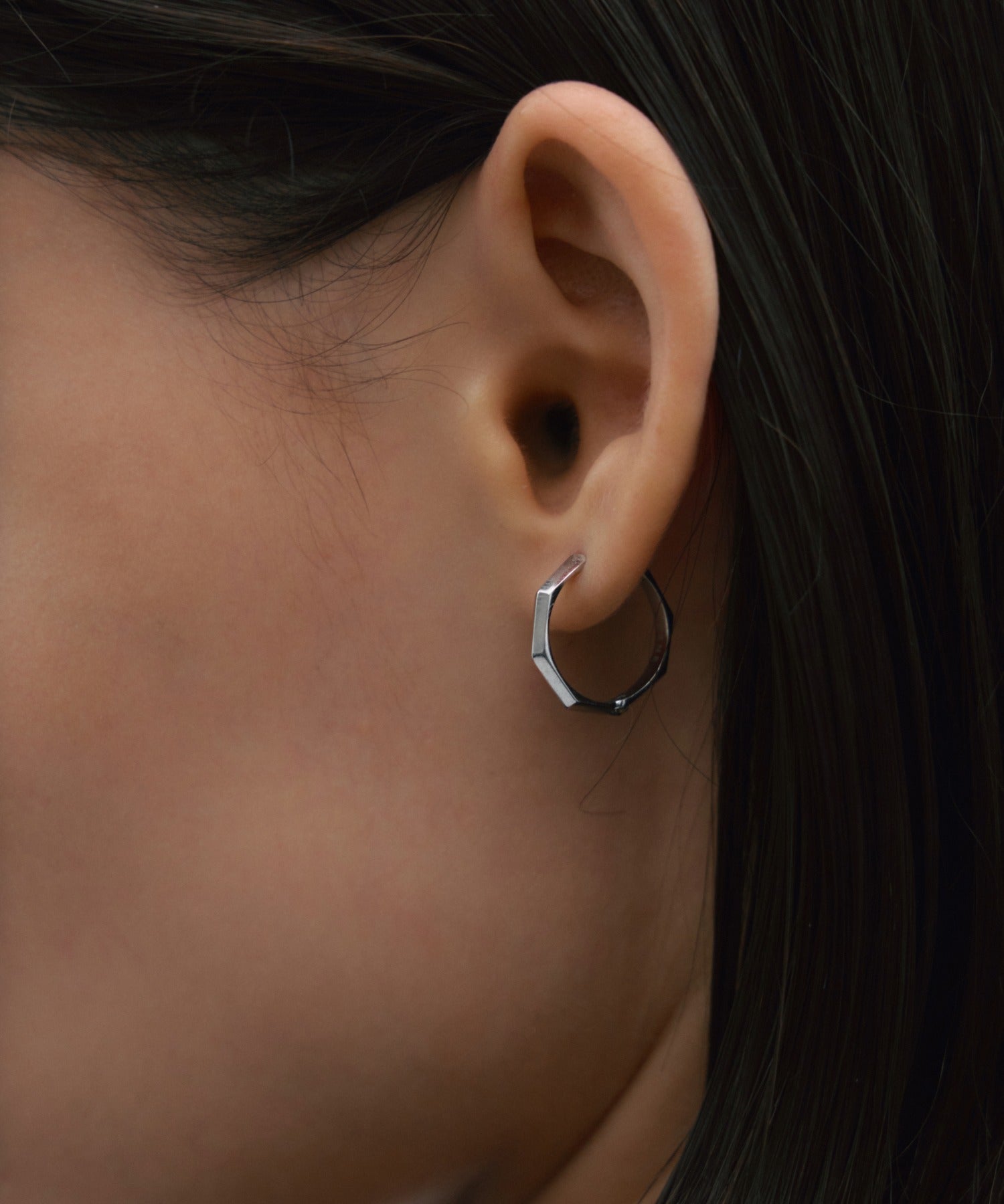 [シルバー]ファセットエッジフープピアス