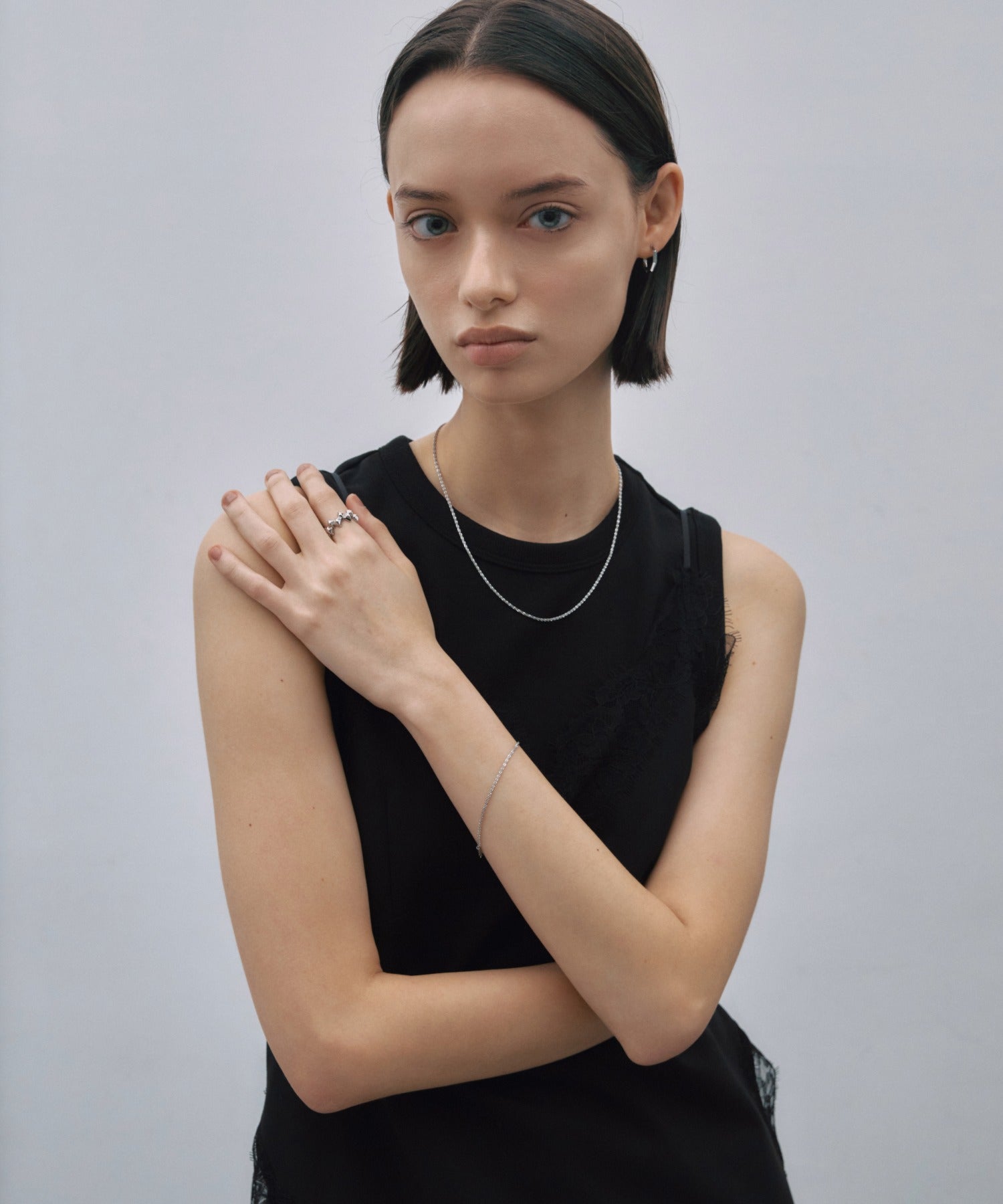 [シルバー]ファセットエッジフープピアス