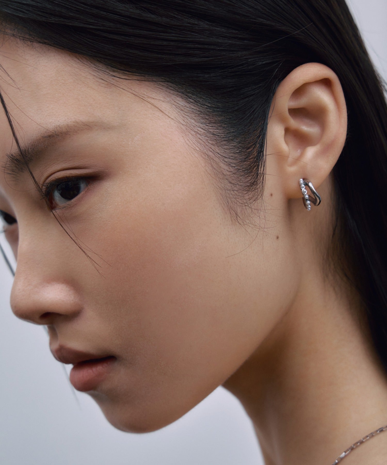 【展示会商品(9月下旬発送予定)】[シルバー]カーブパールピアス