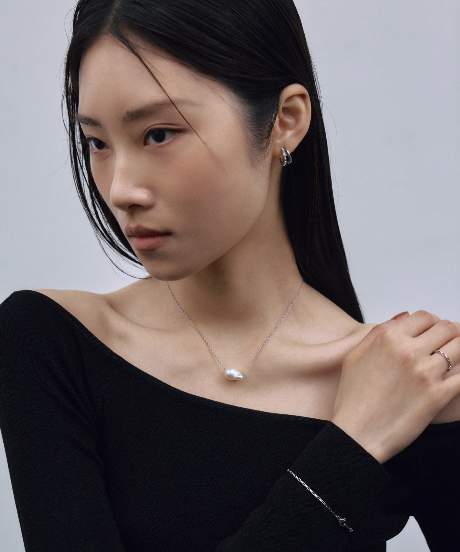 【展示会商品(9月下旬発送予定)】[シルバー]カーブパールピアス