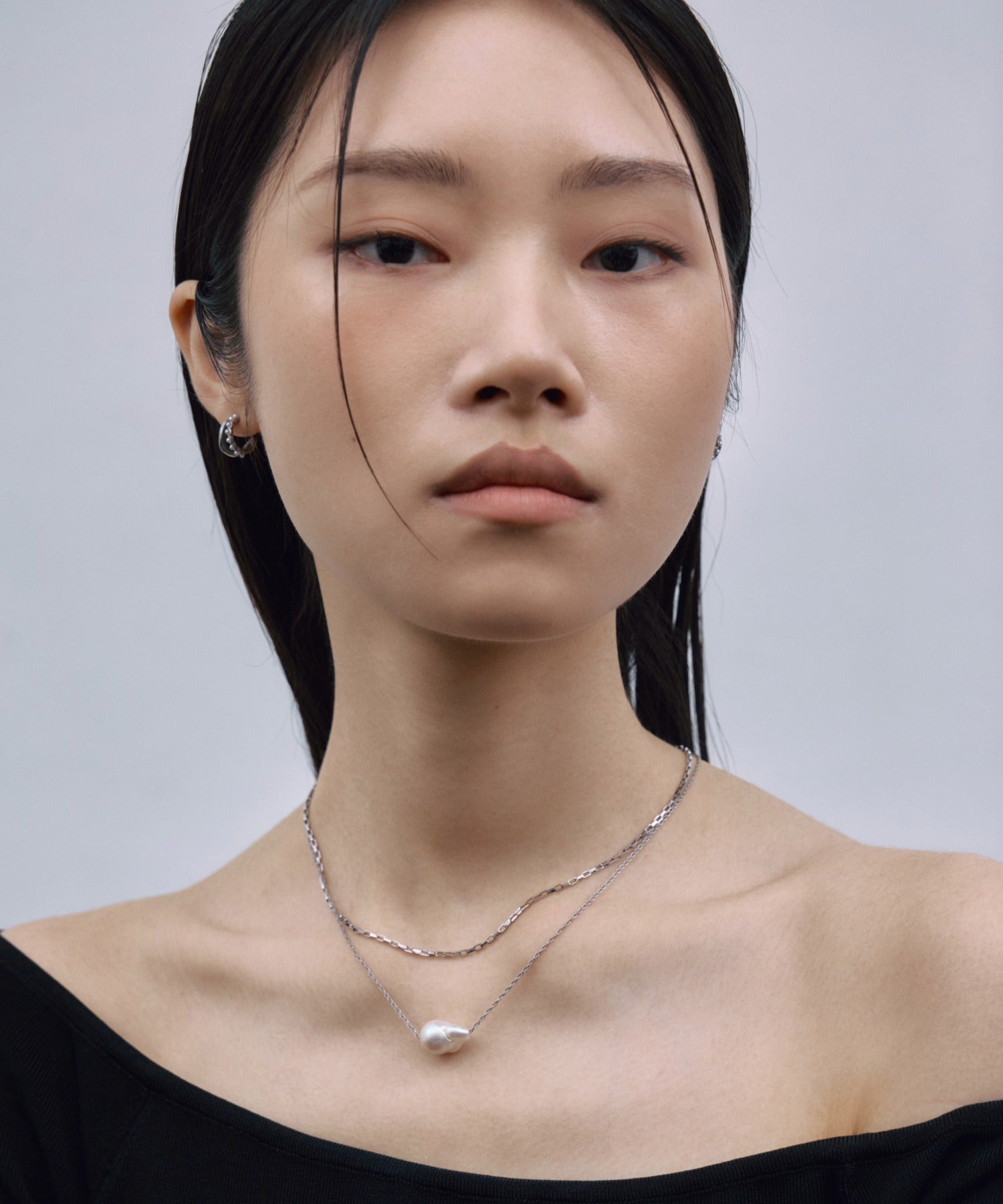 【展示会商品(9月下旬発送予定)】[シルバー]カーブパールピアス