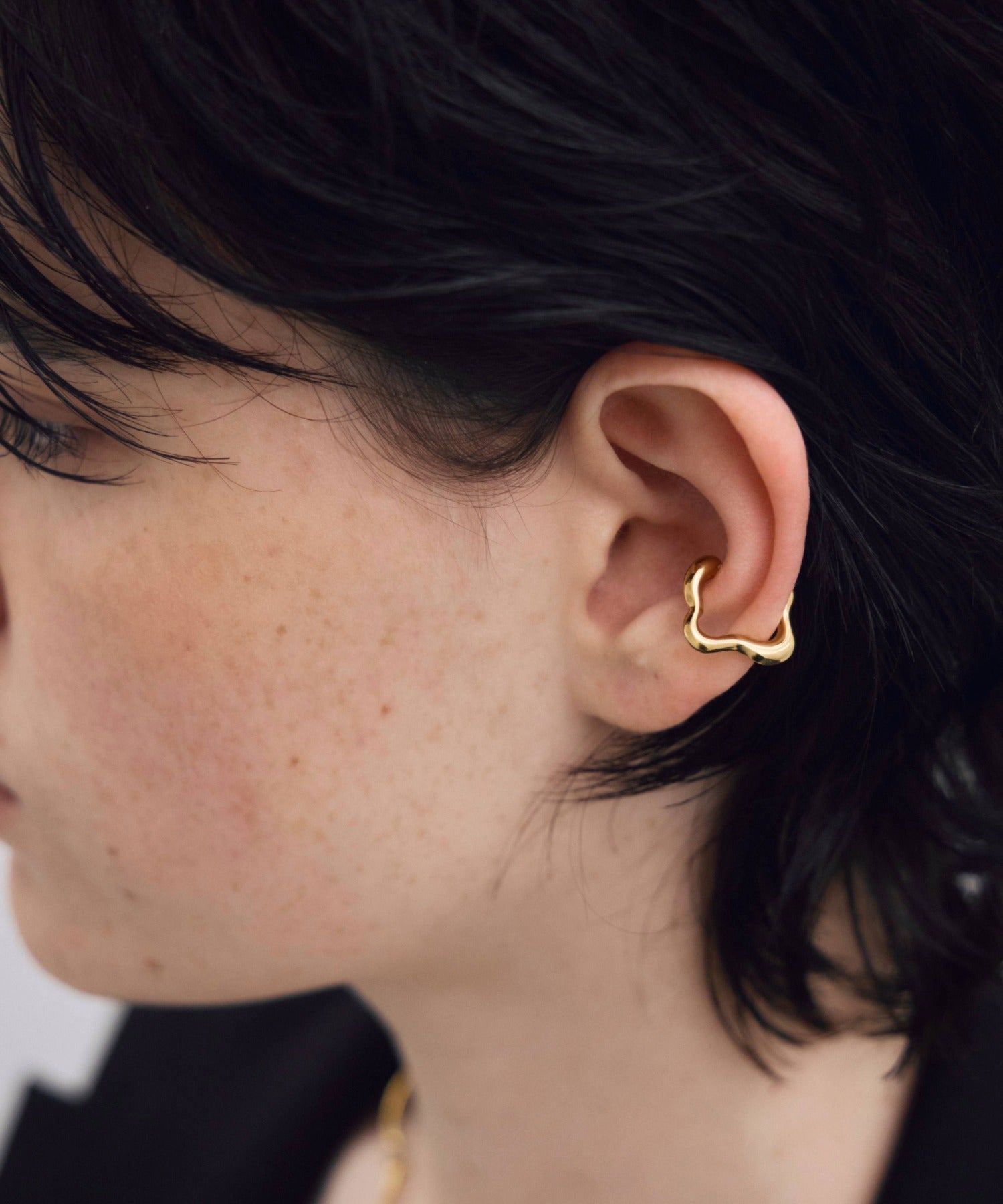 [ゴールド]ニュアンスフラワーイヤーカフ