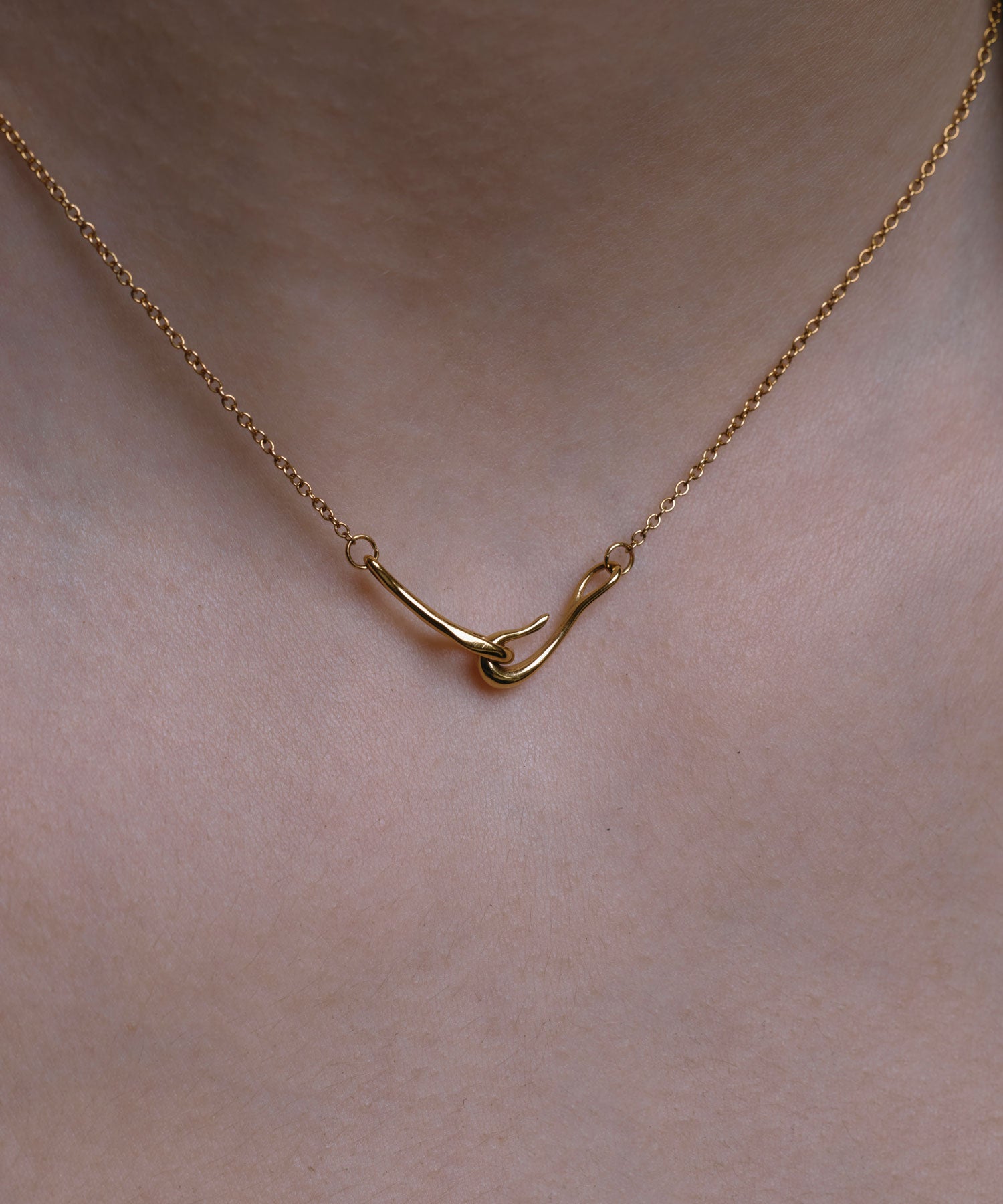 ゴールド]クルヴァフックネックレス