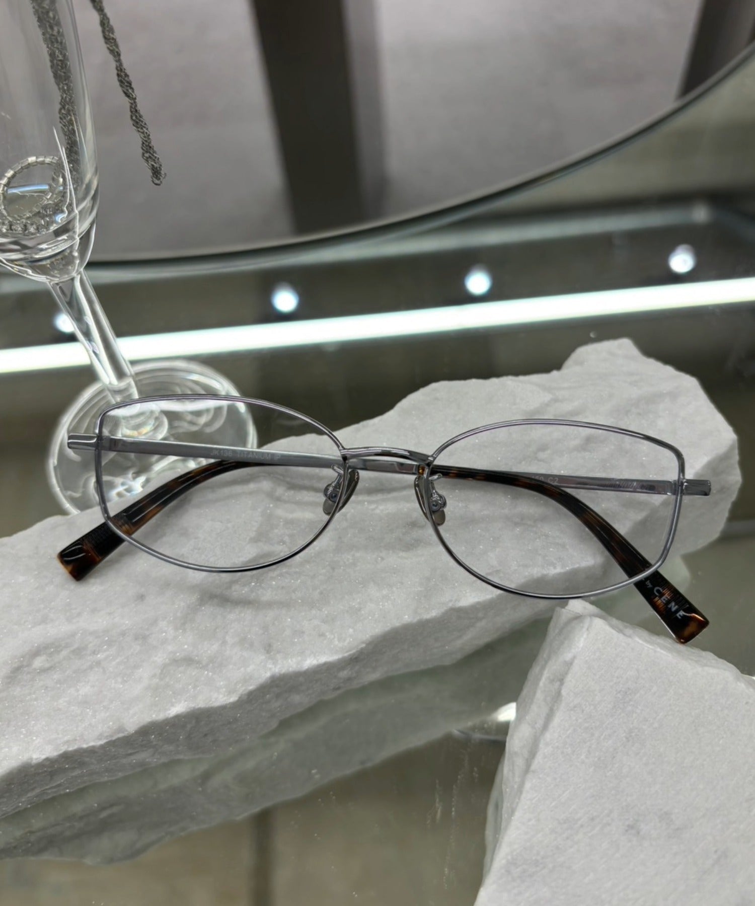 [シルバー]スクエアチタンフレーム