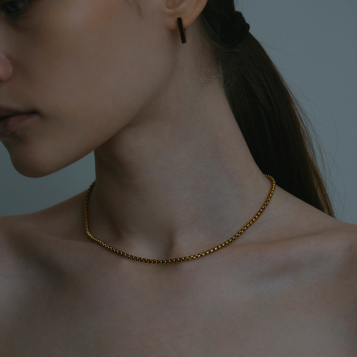 GOLD_ARC_BOX_CHAIN_NECKLACE. 