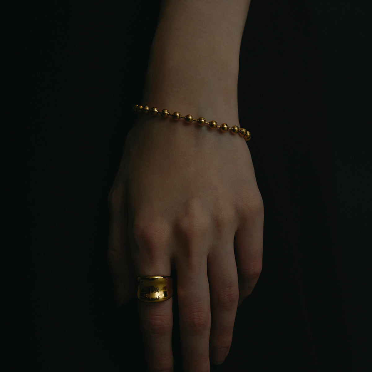 GOLD_ENSEMBLE_DOTS_BRACELET. 