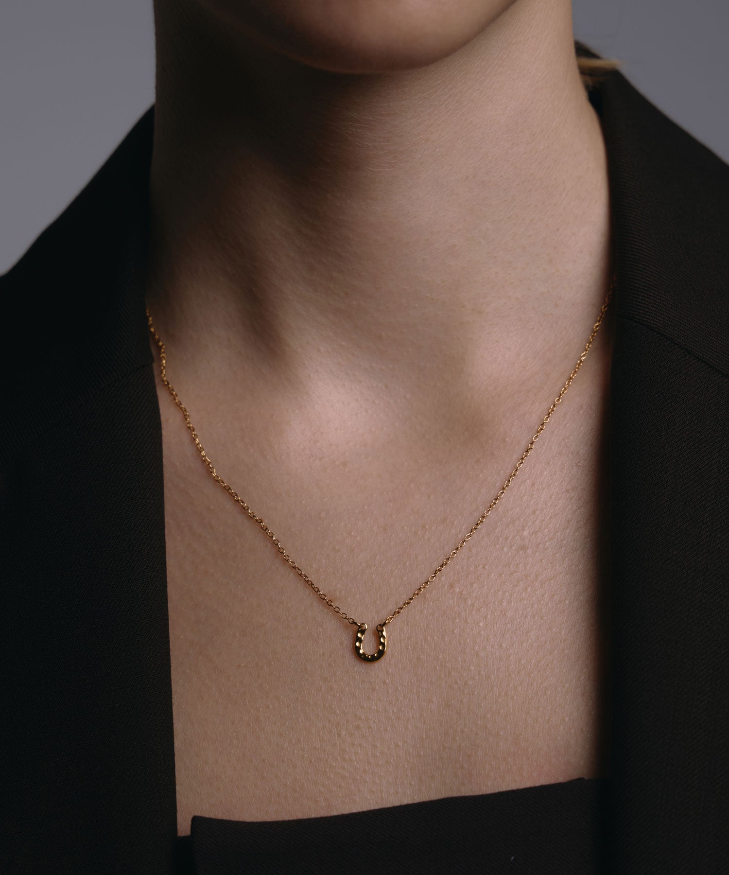 VOGT トリプルホースシュー ネックレス horseshoe-necklace-2.jpg?crop=