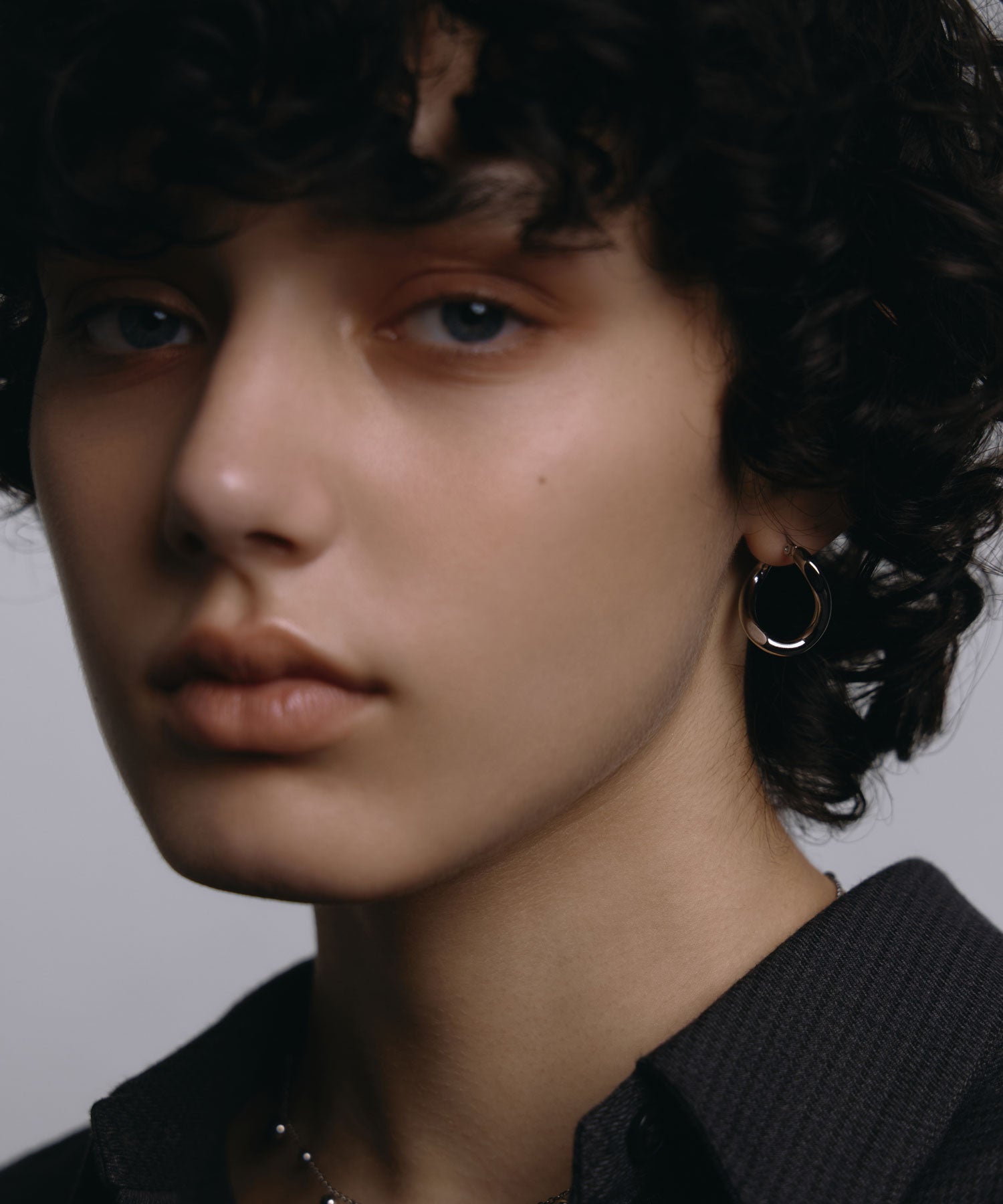 [シルバー]ネジレフープピアス