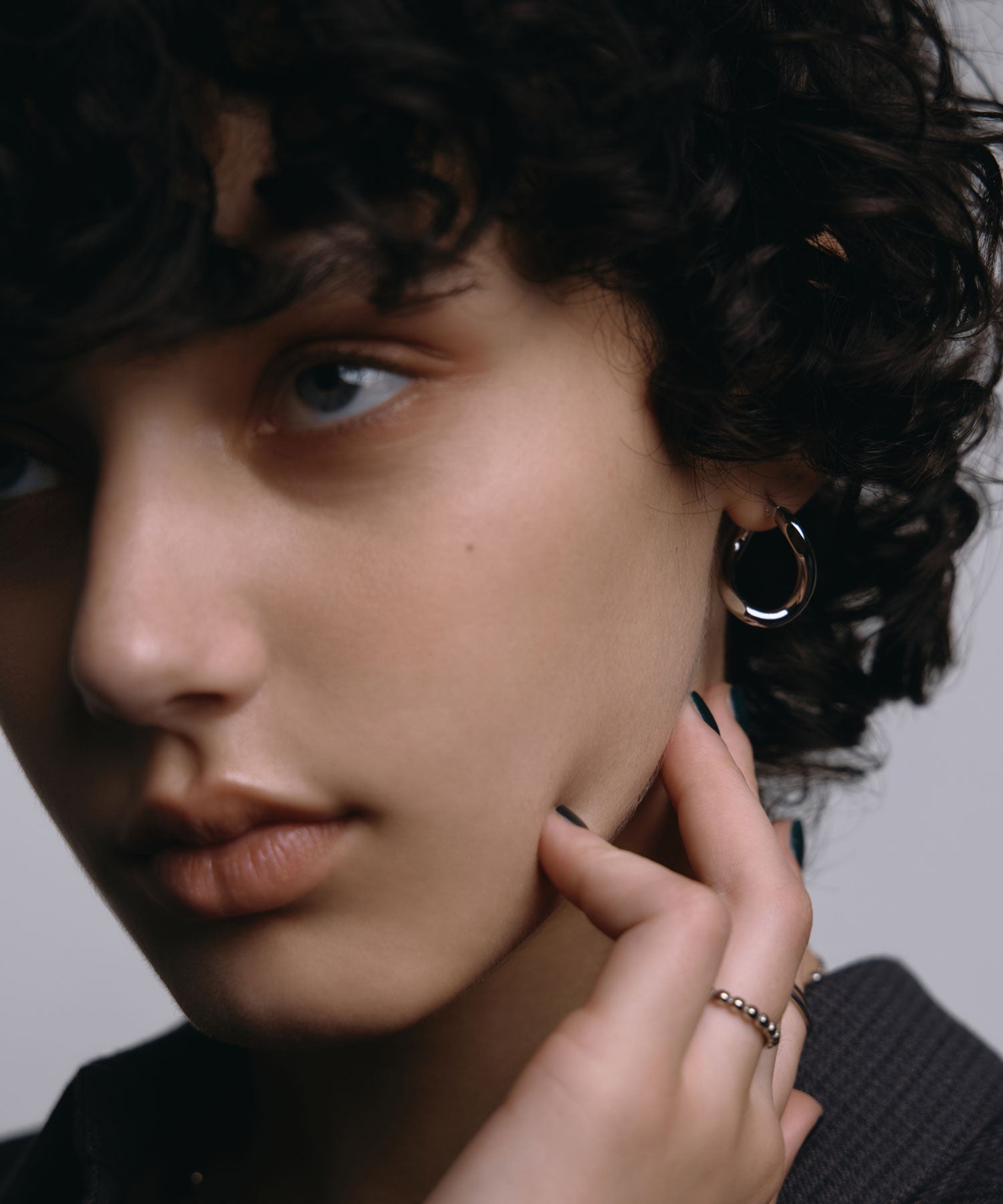 [シルバー]ネジレフープピアス